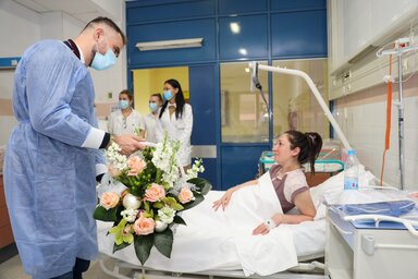 Žarko Mićin, Újvidék polgármestere pénteken a városi szülészeten köszöntötte Elenát, az év első, újvidéki újszülöttjét (Fotó: novisad.rs)