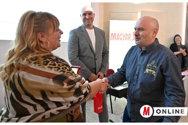 Erdődi Edvina igazgató átadja az Év Munkatársa díjat Keceli Róbertnek/Ótos András felvétele