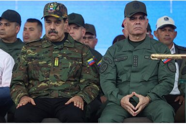 Nicolás Maduro elnök és Vladimir Padrino López védelmi miniszter. Fotó: MTI/EPA/EFE/Miguel Gutiérrez