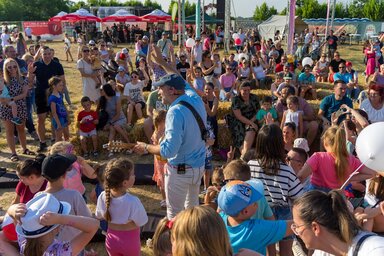 Kicsik és nagyok együtt élvezhetik a zene örömét – mindenki megtalálhatja a maga pillanatát a koncerteken (Fotó: Bencs Zoltán)
