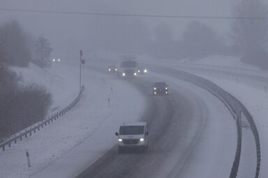 Több országban bezárták az iskolákat, a légi közlekedés és a közúti forgalom is akadozik (Fotó: MTI)
