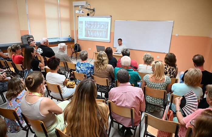 A közönség feszült figyelemmel hallgatta az egykor rettegett és titokzatos alakok történeteit (Varga Zoltán felvétele)