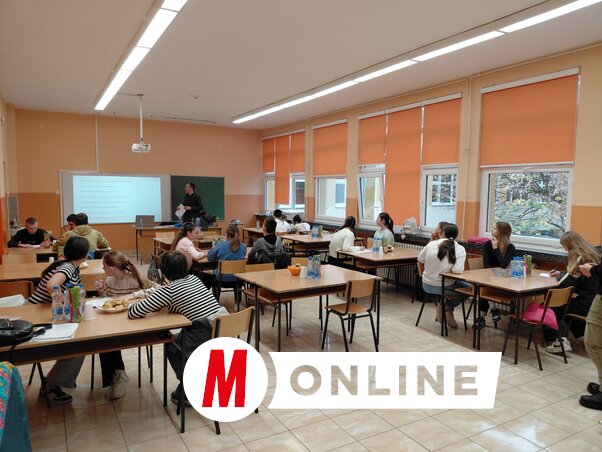 A vetélkedő résztvevői csapatokban kutatták a település nevezetes épületeit, hagyományait és elfeledett történeteit (Fúró Dénes felvétele)