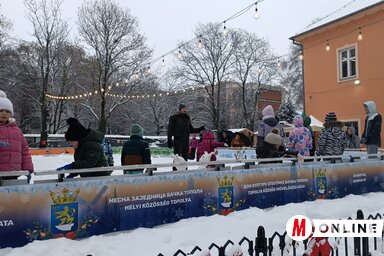 A topolyai korcsolyaiskola hatodik csoportja Csernai Botond oktatóval (Fotó: Kazinczy Paszterkó Diana felvétele)