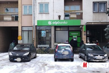 Sokan megfordulnak nap mint nap a bankautomatánál (Fotó: Tóth Péter felvétele)