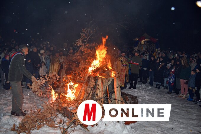 A templomudvarban több százan gyűltek össze az eseményre (Paraczky László felvétele)