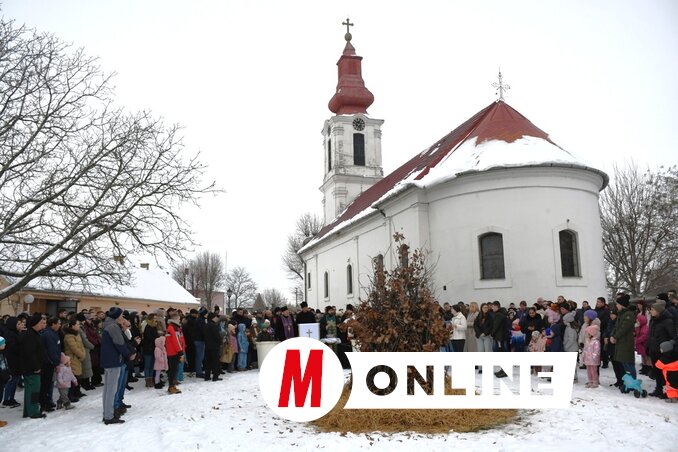 A turiai pravoszláv templom udvara is megtelt hívekkel (Paraczky László felvétele)