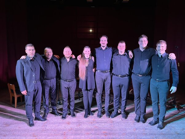 A közös koncert mind Nóra, mind a Fokos zenekar tagjai számára maradandó élményt jelentett (Fotó: Facebook)