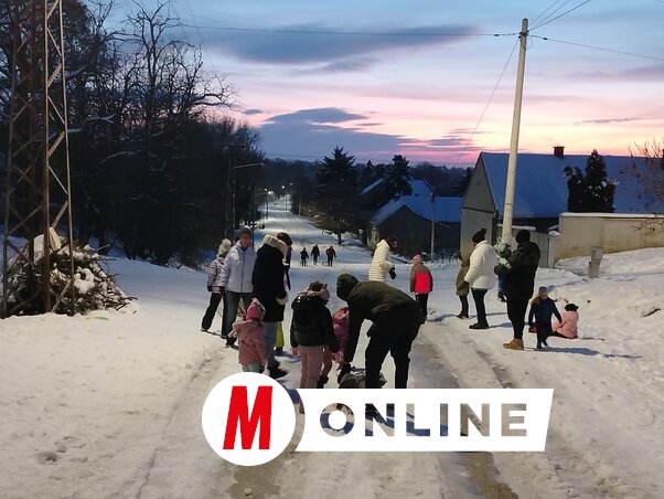 A gyerekek közül sokan most szánkóznak életükben először/Tóth Péter felvétele
