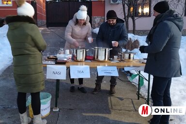 Meleg italokkal kedveskednek a szánkózóknak/Tóth Péter felvétele