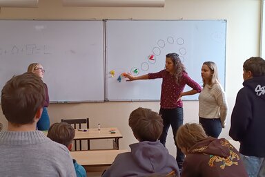 Gruik Zsuzsa - Zavargó Zsuzsanna matematikatanár matekos activityvel szórakoztatta a részt vevő diákokat