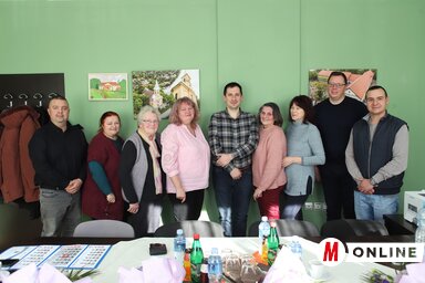 Az önkormányzat képviselői és a Hestia Nők Egyesületének tagjai (Fotó: Lakatos János felvétele)