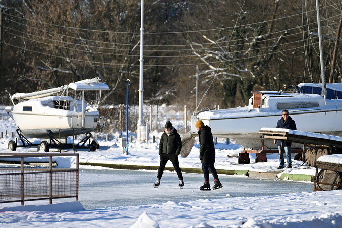 Ritka látvány – korcsolyázók a Palicsi-tavon