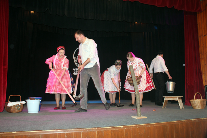 Mladi ljudi iz Bogojeva su se „osećali kao kod kuće“ u sceni sa lokalnom tematikom (fotografija Janoša Baršonja)