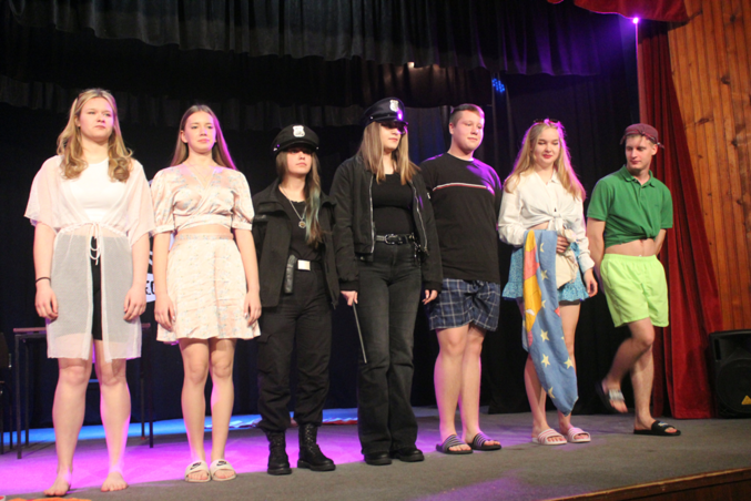 Glumci iz Svilojeva su nasmejali publiku i zajednicu (fotografija Janoša Baršonja)