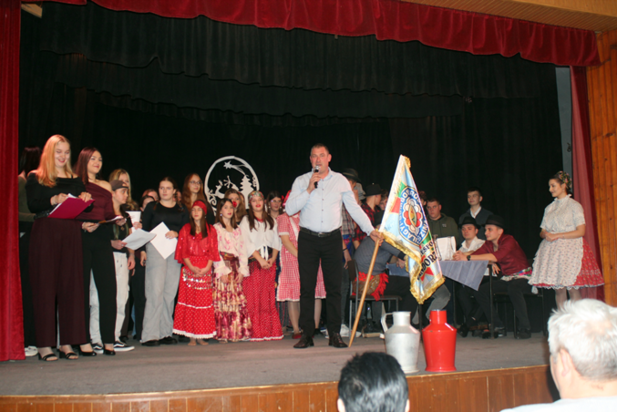 Predaja zastave, uz zajedničku pesmu (fotografija Janoša Baršonja)