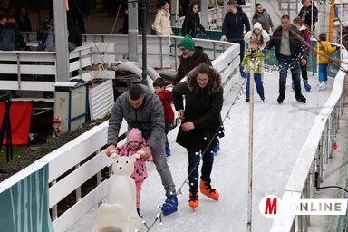 Újvidék szívében, a Duna parkban december derekán nyílt meg a város talán legnépszerűbb téli rendezvénye, a Jégerdő (Fotó: Dávid Csilla felvétele)