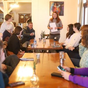 Ismerkedő beszélgetés a táborlakókkal/Fotó: Lakatos János