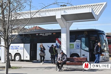 Ha megdrágul a peronjegy, az utasok nem szívesen várják be a buszokat a buszállomáson (Fotó: Ótos András felvétele)