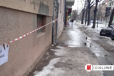 A városi hatóságok arra kérik a lakosságot, hogy a megjelölt épületek közelében közlekedve vegyék figyelembe a kihelyezett jelzéseket (Fotó: Szeli Balázs felvétele)