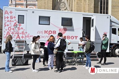 A Vajdasági Vérátömlesztő Intézet kihelyezett csapata egy módosított teherautóval járja a terepet (Fotó: Ótos András felvétele)