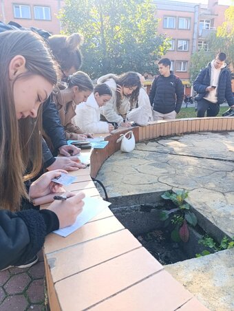 Közösen töltötték a szükséges űrlapokat a gólyák (Fotó: VaMaDiSz)