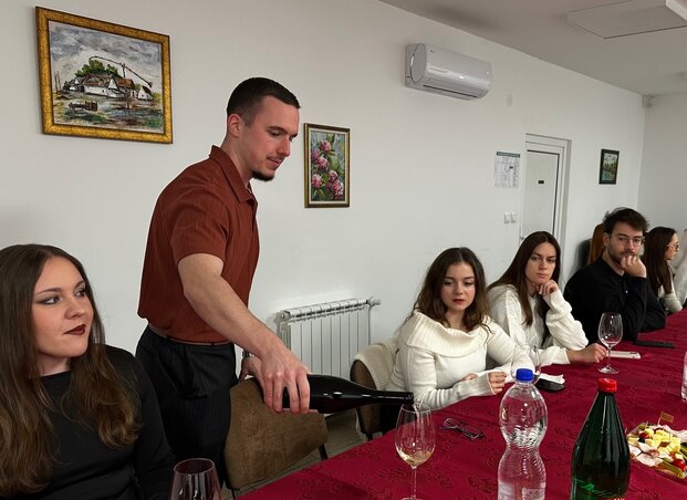 Szépen lassan megteltek a poharak (Fotó: Barsi Árpád)