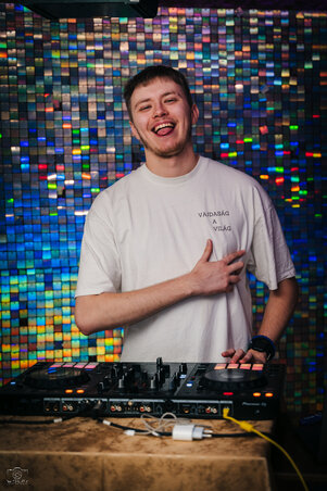 DJ Dave Pavlo, a lemezlovas (Fotó: Farkas Roland)