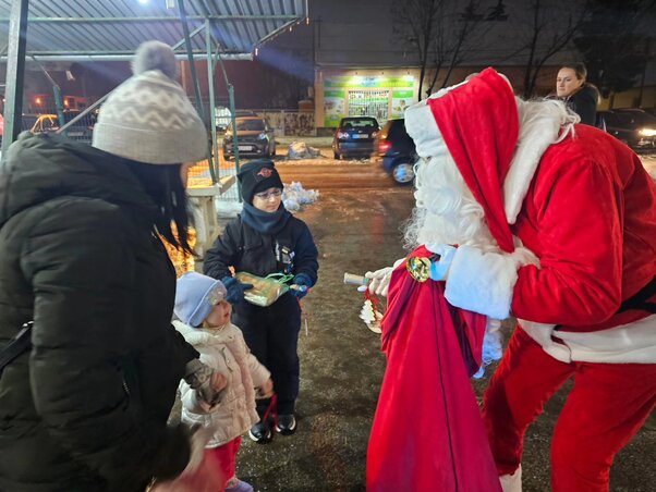 A Télapó apró ajándékokkal kedveskedett a legkisebbeknek (Fotó: Trg preduzetništva)