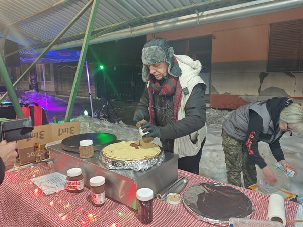 Készül a nutellás palacsinta, amely gyorsan a vásár egyik legnépszerűbb finomságává vált (Fotó: Kasza Jennifer)