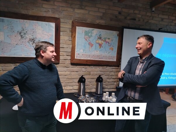 Hajvert Ákos, az MNT Végrehajtó Bizottságának tagja Juhász Gábor szervezővel (Fotó: Tóth Péter)