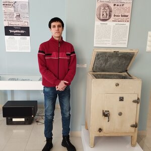 Kubičković Ákos, a Goldner fivérek által készített hűtőszekrénnyel/Fotó: Lukács Melinda