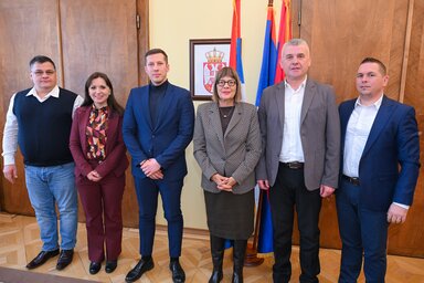 Maja Gojković, Ótott Róbert és Aleksandra Ćirić Bošković a delegáció tagjaival (Fotó: tartományi kormány)