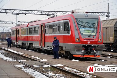Dr. Pásztor Bálint hangsúlyozta, hogy február 2-től már napi hat járatpár, vagyis egy tucat vonat közlekedik majd a két város között (Fotó: Molnár Edvárd felvétele)