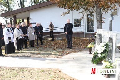 Az új emlékhely átadása a temetőben (Fotó: Lakatos János felvétele)