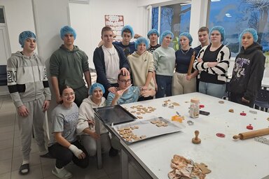 A jótékonysági ételosztáshoz a diákok és tanárok együtt sütöttek-főztek (Fotó: Topolyai Mezőgazdasági Iskola és Diákotthon)