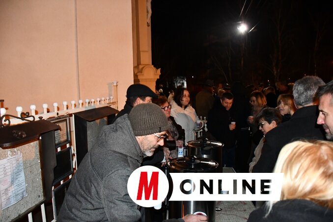 A karácsonyi éjféli miséről kijövőket az egyesület tagjai forralt borral és teával kínálták (Fotó: Paraczky László)