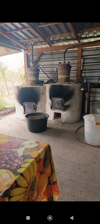 András három kazánnal rendelkezik, kettőben, egy 200 és egy 120 literesben főzi a pálinkát, majd egy 80 literesben tisztázza