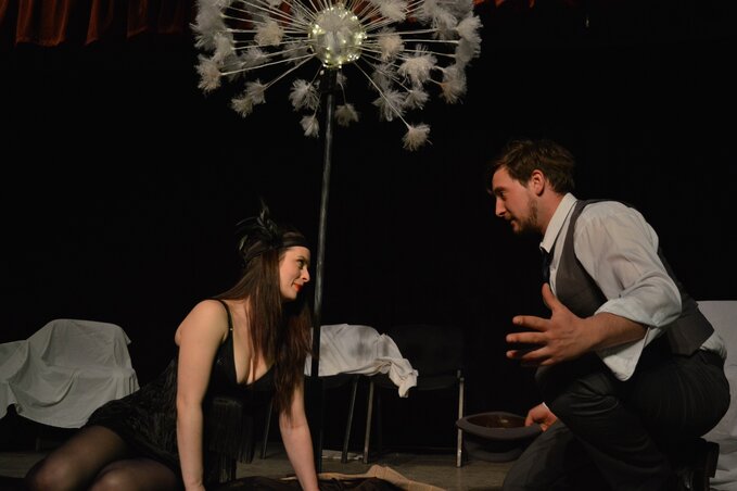 A művésznő lepedője című szerelmes komédiát Karinthy humereszkek ihlették (Fotó: Perem Magyar Színházi Egyesület/Facebook)