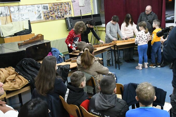 A Micsik Béla vezette citerasimogató iránt ezúttal is nagy volt az érdeklődés (Paraczky László felvétele)