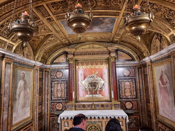 Kápolna a baldachin alatt