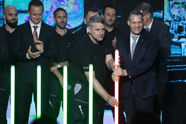 Jens Bühler ügyvezető igazgató jelképesen elindítja az új modell gyártását (Fotó: MTI)
