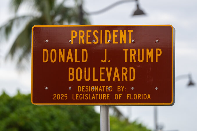 Trump floridai üdülője közelében a Southern Boulevard sugárút egy részét pénteken átnevezték President Donald J. Trump Boulevardra (Fotó: Beta/AP)
