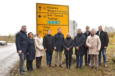 Gergely Árpád felvétele - Zentánál kezdték meg a magyar–szerb útirányjelző táblák kihelyezését december közepén