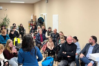 A hallgatóság megismerte a felújítási folyamatot és tagsági igazolványt váltott (Fotó: Juhász Erzsébet Könyvtár)