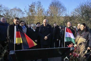 Sulyok Tamás és felesége Nagy Zsuzsanna a kiűzött magyarországi németek sorsára emlékező emléktáblánál Pirnában  (Fotó: MTI)