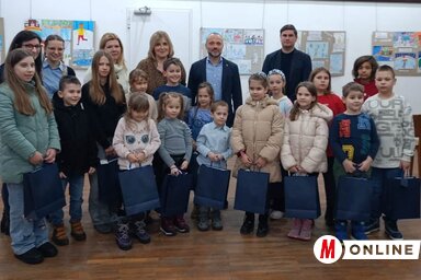 A rajzpályázat nyertesei és a szervezők (Fotó: Kazinczy Paszterkó Diana felvétele)