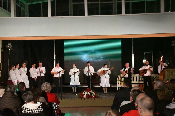 A szenttamási tamburazenekar dél-alföldi, ismert és kedvelt nótákat adott elő