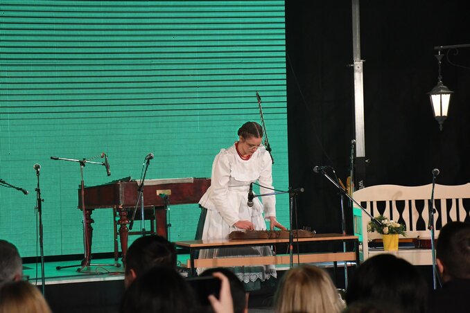 Hosszú Anasztáziának, a 2016-ban alakult Galáris citerazenekar tagjának fellépése