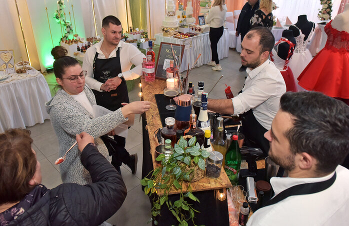 A koktélstand igen népszerű volt a kiállításon, sokan megálltak előtte